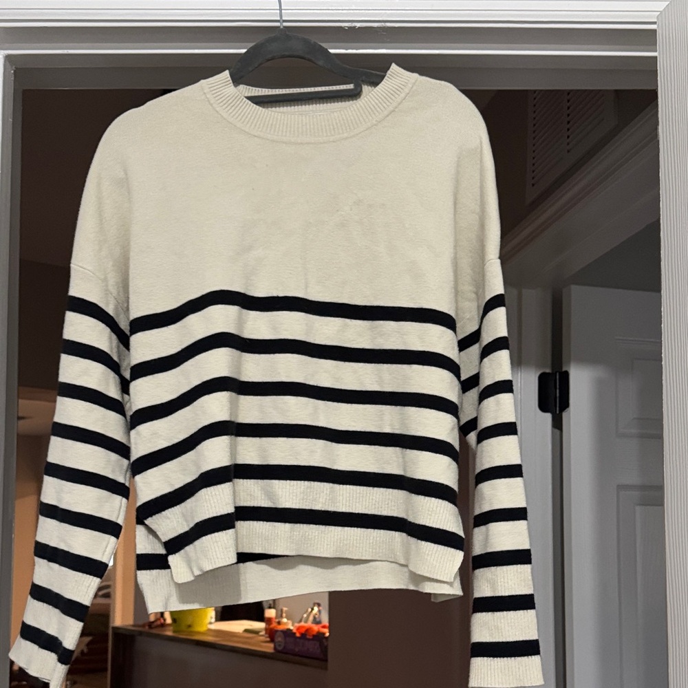 Abercrombie & Fitch Cream and Black Knit Sweater